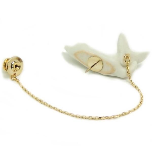 ぐうたら寝そべりウサギのタイタック(ピンブローチ)