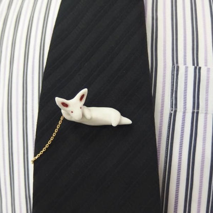 ぐうたら寝そべりウサギのタイタック(ピンブローチ)