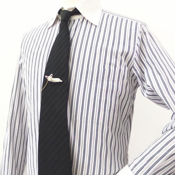 ぐうたら寝そべりウサギのタイタック(ピンブローチ)