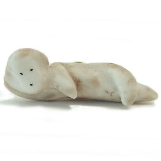 ぐうたら寝そべりおサルのタイタック(ピンブローチ)