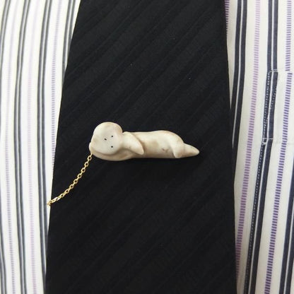 ぐうたら寝そべりおサルのタイタック(ピンブローチ)