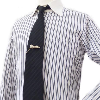 ぐうたら寝そべりおサルのタイタック(ピンブローチ)