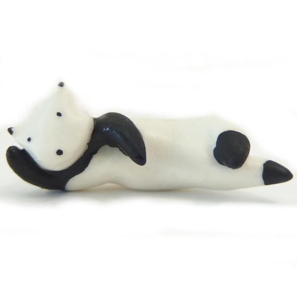 ぐうたら寝そべりパンダのタイタック(ピンブローチ)