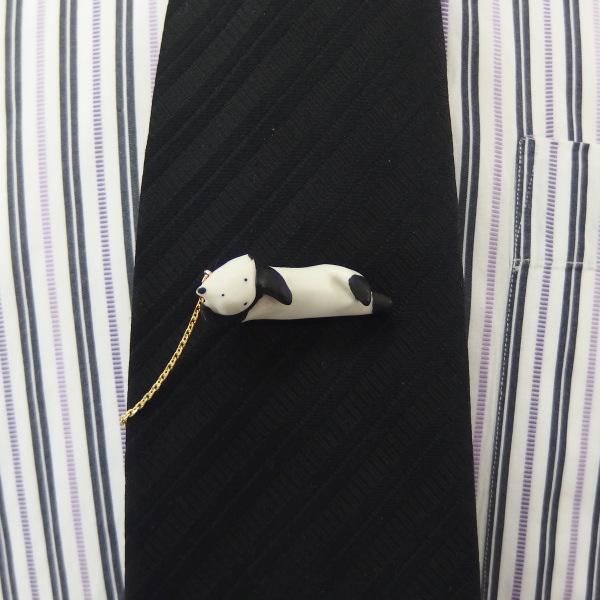 ぐうたら寝そべりパンダのタイタック(ピンブローチ)