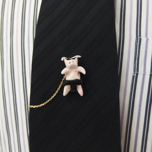 おとぼけお相撲ブタのタイタック(ピンブローチ)