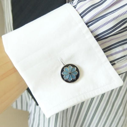 ブラック×ブルーのエナメルフラワーのカフス（カフリンクス/カフスボタン）