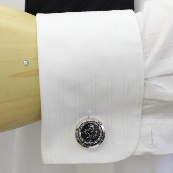 カーボンメッシュと銀の馬ラウンドデザインのカフス（カフリンクス/カフスボタン）