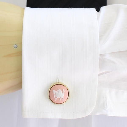 取寄品【陶華・TOHCA】ゴールド・ラウンド・ペガサスカメオ・ピンクのカフス(カフリンクス/カフスボタン)