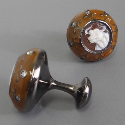 【カメオイタリアーノ】ブラウンエナメルの中心に闘牛のシェルカメオが気品漂うカフス(カフリンクス)