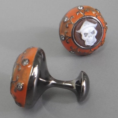 【カメオイタリアーノ】オレンジエナメルの中心にスカルのシェルカメオが異彩を放つカフス(カフリンクス)